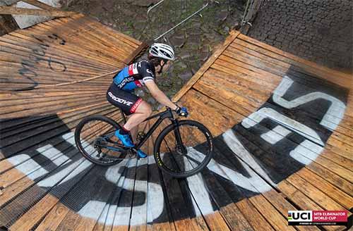 Marcela Lima cruzou a linha de chegada em primeiro lugar / Foto: Marcelo Rypl / CIMTB